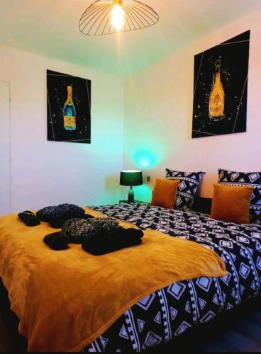 une chambre avec un lit avec une couverture jaune dans l'établissement ESCAPADE en CHAMPAGNE Moments conviviaux entre amis, famille, à Épernay
