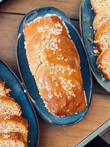 Tres platos azules con pan sobre una mesa de madera. en Ô Chambres d'Hôtes, en Le Gua