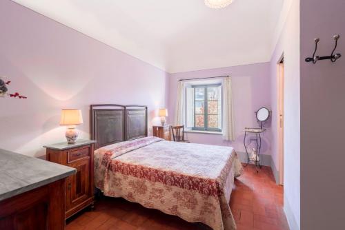 een slaapkamer met een bed, een tafel en een raam bij Podere Vallocchie in Sarteano
