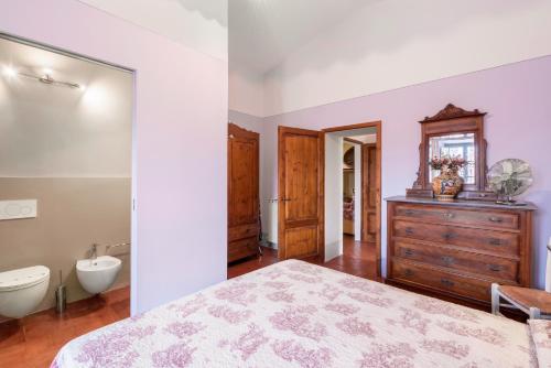een slaapkamer met een bed, een wastafel en een toilet bij Podere Vallocchie in Sarteano