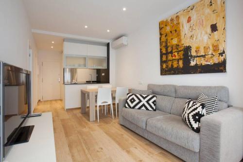 sala de estar con sofá y mesa en DIAGONAL/PASEO DE GRACIA 4 PAX, en Barcelona