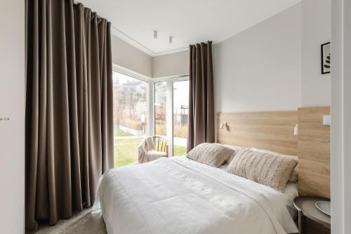 Posteľ alebo postele v izbe v ubytovaní LET'S SEA - 2 Bedroom - Premium Baltic Apartment with Front Sea View Garden and SPA access