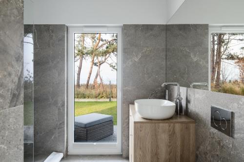 Kúpeľňa v ubytovaní LET'S SEA - 2 Bedroom - Premium Baltic Apartment with Front Sea View Garden and SPA access