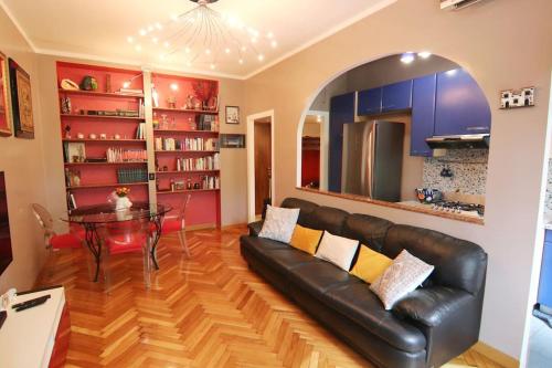 Una sala de estar con un sofá de cuero negro y una mesa. en La Dolce Vita Luxury Apartment-Via Solari, en Milán