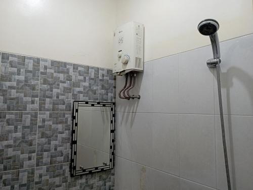 普禾加多的住宿－RedDoorz at Jalan Sudirman Purwokerto，带淋浴的浴室