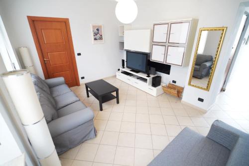 - un salon avec un canapé et une télévision dans l'établissement Dolce Vita, garden, free parking, à Turin