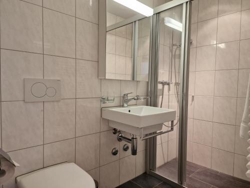 サンモリッツにあるApartment Via Surpunt - Florentina- 3 Roomsのバスルーム(トイレ、洗面台付)