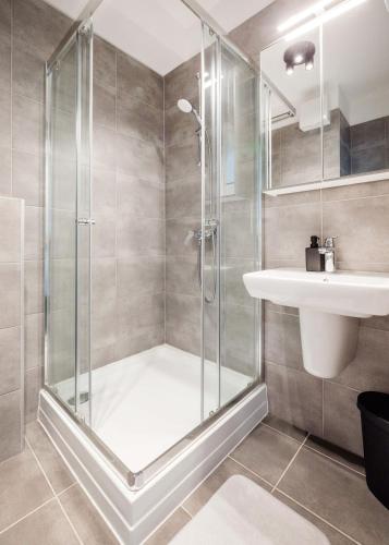 Ein Badezimmer in der Unterkunft Modern Riverside Studio with Free Parking