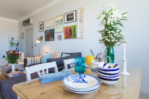 - une table à manger avec des plats bleus et blancs dans l'établissement Appartement Lilia, à Casablanca