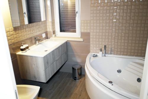 Ένα μπάνιο στο Ribo Apartments