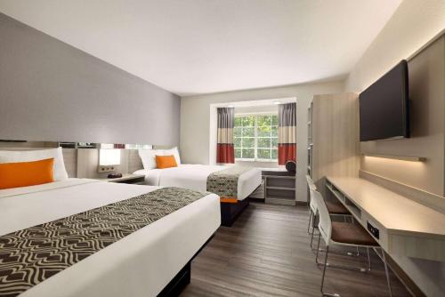 Postel nebo postele na pokoji v ubytování Microtel Inn & Suites by Wyndham Raleigh