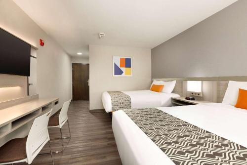 Postel nebo postele na pokoji v ubytování Microtel Inn & Suites by Wyndham Raleigh