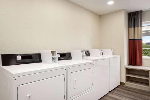 Kuchyň nebo kuchyňský kout v ubytování Microtel Inn & Suites by Wyndham Raleigh
