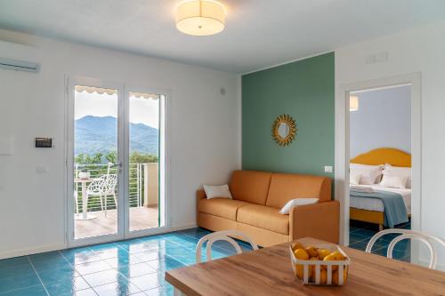 Sala de estar con sofá, cama y mesa en Magarella, en Villammare