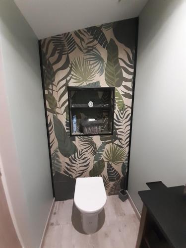 La salle de bains est pourvue de toilettes et d'un mur de plantes. dans l'établissement Chambre 25m2 avec salle de douche, à Saint-André-de-la-Marche