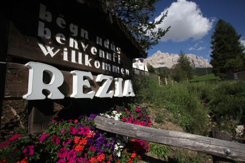 a sign at the entrance to a flower garden at Hotel Rezia in La Villa