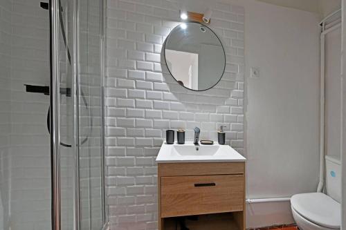 une salle de bain avec un lavabo, un miroir et une douche dans l'établissement Les Brunes - Wi-Fi - CENTRE VILLE - Proche Théatres, à Avignon