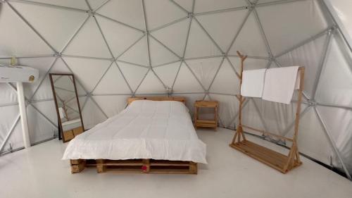 un dormitorio en una cúpula con una cama en ella en NiNo San Glamping - Pak Chong, en Pak Chong