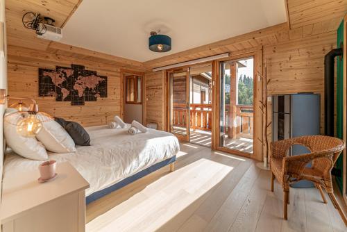 Ένα ή περισσότερα κρεβάτια σε δωμάτιο στο Chalet Octopussy - LES GETS, jacuzzi, sauna, superbe vue