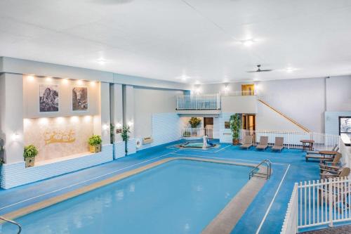 a pool in a hotel room with a swimming pool at Baymont by Wyndham Keystone Near Mt. Rushmore in Keystone