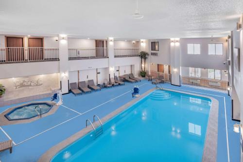 una grande piscina in una camera d'albergo di Ramada by Wyndham Keystone Near Mt Rushmore a Keystone