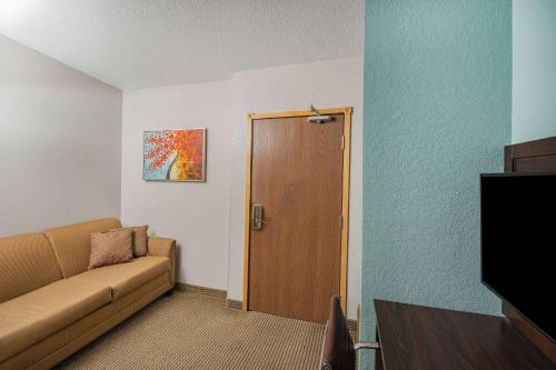 a living room with a couch and a door at Baymont by Wyndham Keystone Near Mt. Rushmore in Keystone