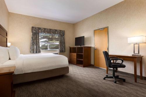 TV a/nebo společenská místnost v ubytování Days Inn & Suites by Wyndham Brooks