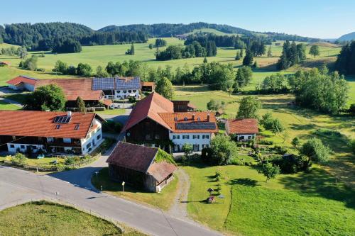 an aerial view of a house in a green field at Lisbeth in Rottenbuch
