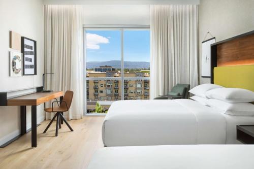 山景城的住宿－Hyatt Centric Mountain View，酒店客房设有两张床、一张书桌和一个窗户。