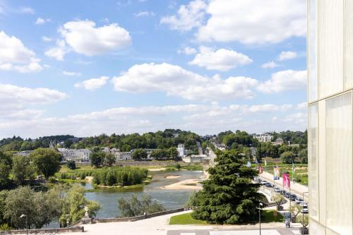 圖爾的住宿－Hampton by Hilton Tours Centre, France，从大楼内可欣赏到河流美景