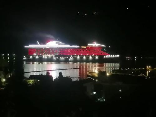 un crucero en el agua por la noche en Perfect Place - Djenovici, en Herceg-Novi