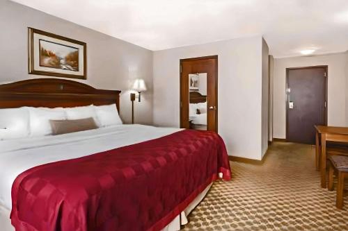 a hotel room with a large bed and a desk at Pottsville Inn in Pottsville