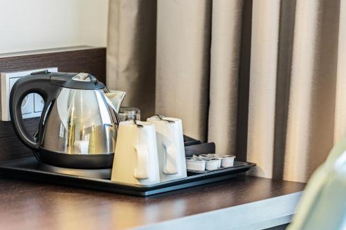 a tea kettle on a tray on a table at Premier Inn Frankfurt City Europaviertel in Frankfurt/Main