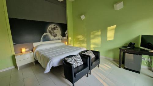 sypialnia z dużym łóżkiem i telewizorem w obiekcie Locanda La Cavallina w mieście Brisighella