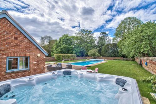 uma piscina no quintal de uma casa em Abbey House by Group Retreats em Saffron Walden