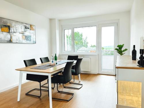 cocina y comedor con mesa y sillas en MELLoWY: Rückzugsort Cölpin 4 Personen, 