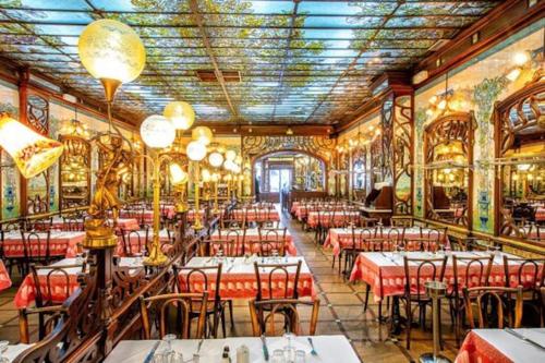 un restaurante con mesas y sillas en una habitación en Charming 3F apartment in Paris' heart (61 sqm) en París