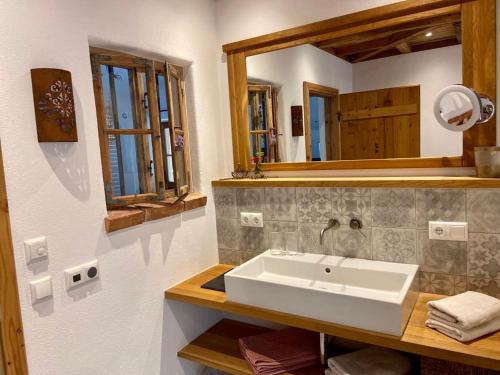 La salle de bains est pourvue d'un lavabo et d'un miroir. dans l'établissement Chalet Hochgern, à Staudach-Egerndach