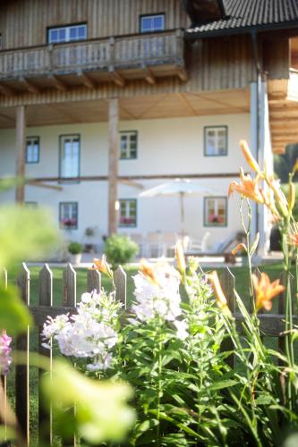 a fence with flowers in front of a house at Branntweinhäusl in St. Wolfgang