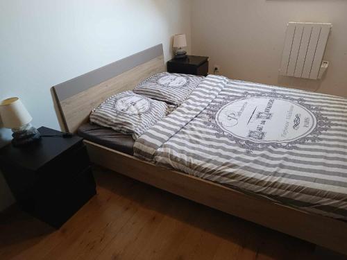 En eller flere senge i et værelse på Appartement chaleureux