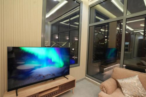 TV i/ili multimedijalni sistem u objektu Ajmkan Resort