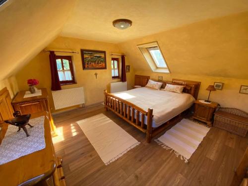 einen Blick über ein Schlafzimmer mit einem Bett in der Unterkunft Bauer Vendégház Püspökszentlászló in Hosszúhétény-Szőlőhegy