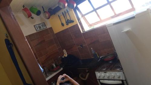 uma pessoa tirando uma foto de uma cozinha em Ca'n Solar 2 em Búzios