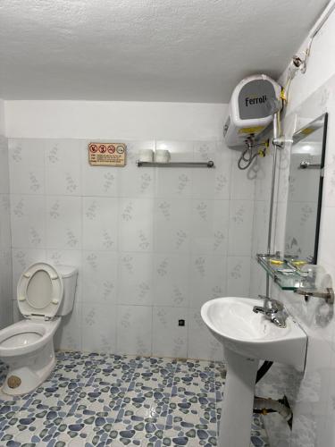 a bathroom with a toilet and a sink at Ba Bể Green (View Ba Be lake) in Bak Kan