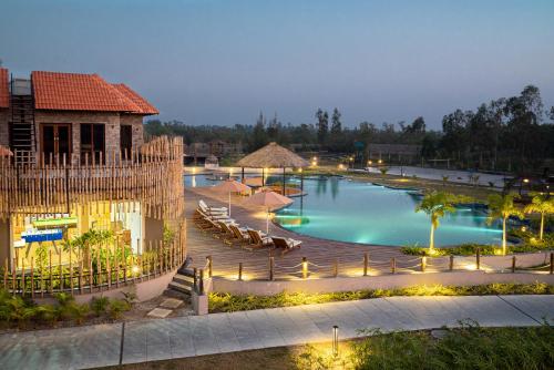 Bazén v ubytování Hotel Sonar Bangla Sundarban nebo v jeho okolí