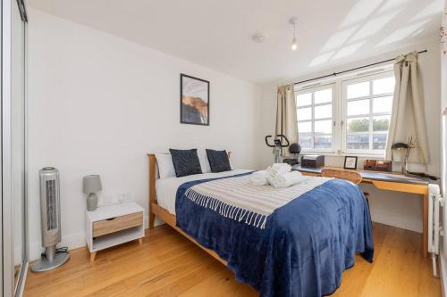 1 dormitorio con cama y escritorio. en Cosy 2 bed flat in central Bristol on river Avon, en Bristol
