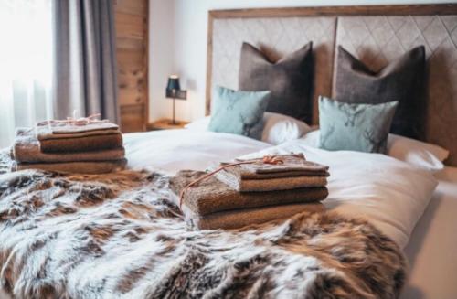 Ένα ή περισσότερα κρεβάτια σε δωμάτιο στο Alpe Chalets Goldener Hirsch