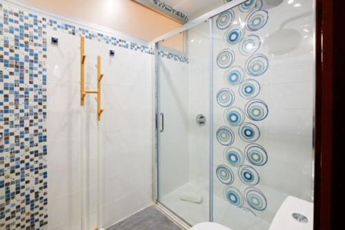 baño con ducha y puerta de cristal en Apartment Near Picasso Museum, en Málaga