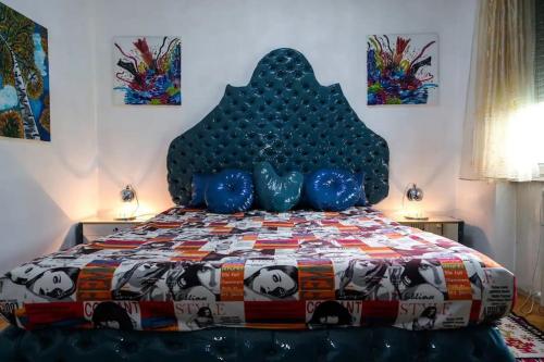 um quarto com uma cama com uma cabeceira de panda em Аpartment Centаr em Skopje