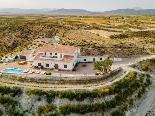 una vista aérea de una casa en el desierto en Casa Lua Galera, en Galera